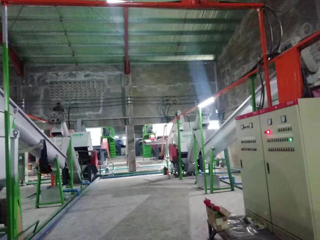 大型PET礦泉水瓶篩選、預(yù)洗、破碎、清洗 熱堿酸洗回收第二套大型生產(chǎn)線(POY級(jí)）